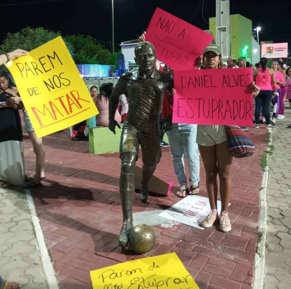 Protesto na estátua de Daniel Alves, em Juazeiro, norte da Bahia — Foto: Portal Preto no Branco