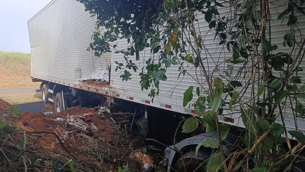 Motorista morre após caminhão tombar em acidente na SP-225 no interior de SP