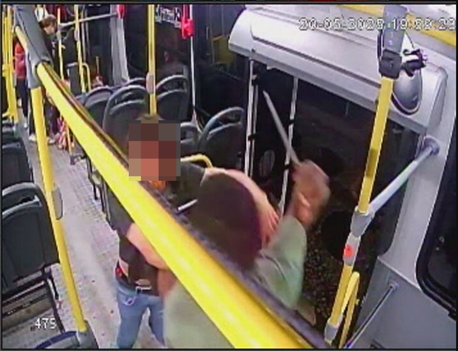 Passageiro esfaqueado na cabeça durante assalto a ônibus tomou faca de ladrões; VÍDEO