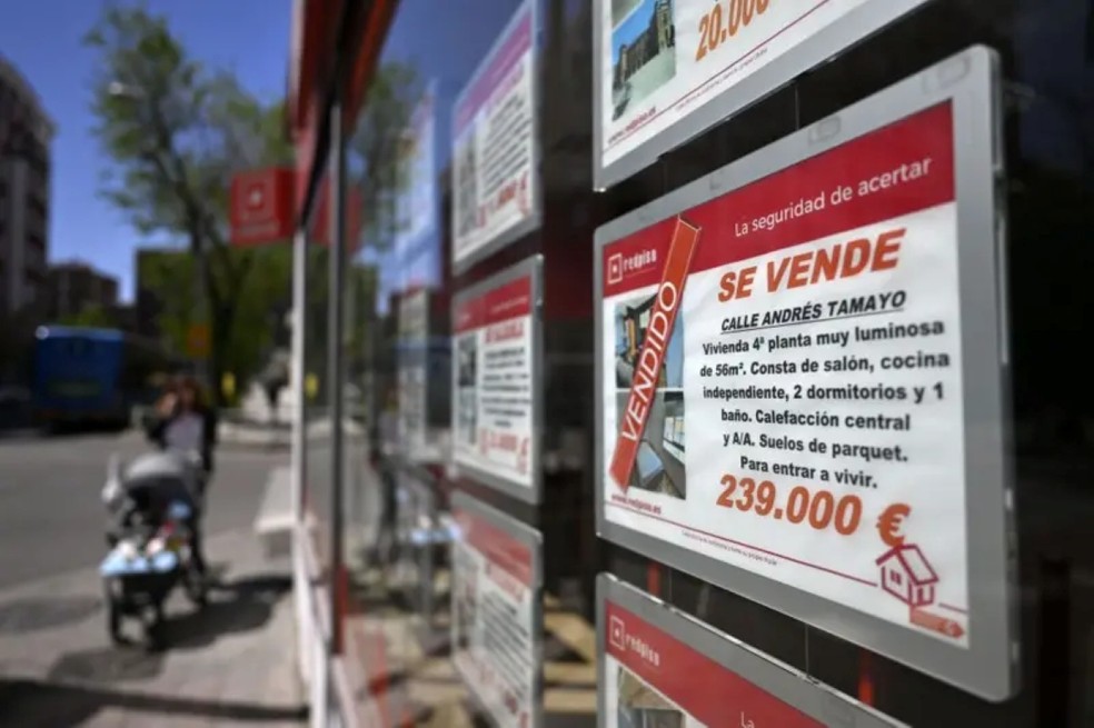 O preço das residências, seja para compra ou aluguel, aumentou em 80% desde 2015, enquanto os salários subiram em 30%, segundo dados do INE — Foto: Burak Akbulut/Anadolu Agency via Getty Images (BBC)