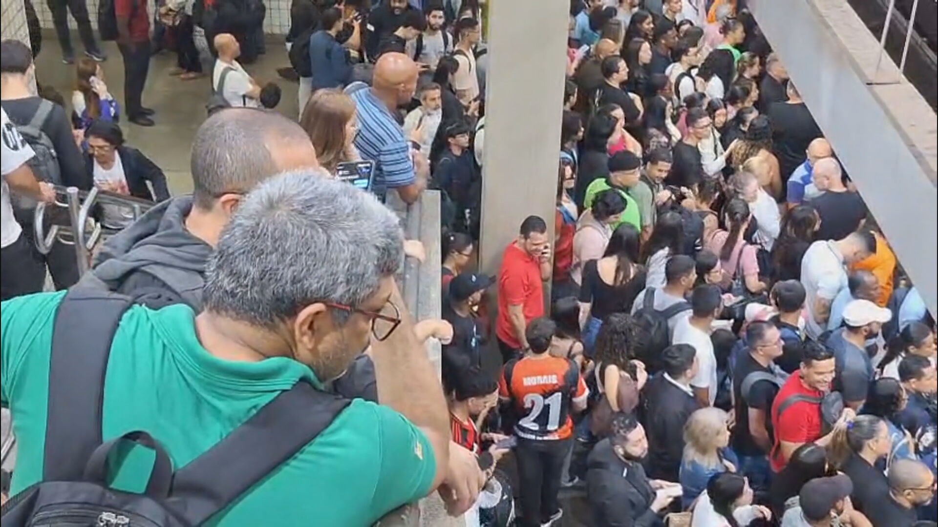 Passageiros do metrô no DF enfrentam estação lotada nesta sexta-feira (17)
