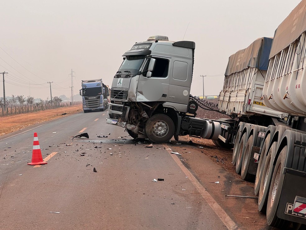 Imagem de como ficou a carreta após a batida — Foto: Reprodução