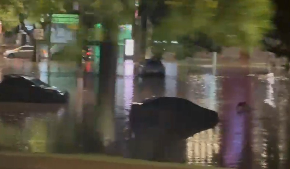 Chuva deixa carros ilhados em Campinas
