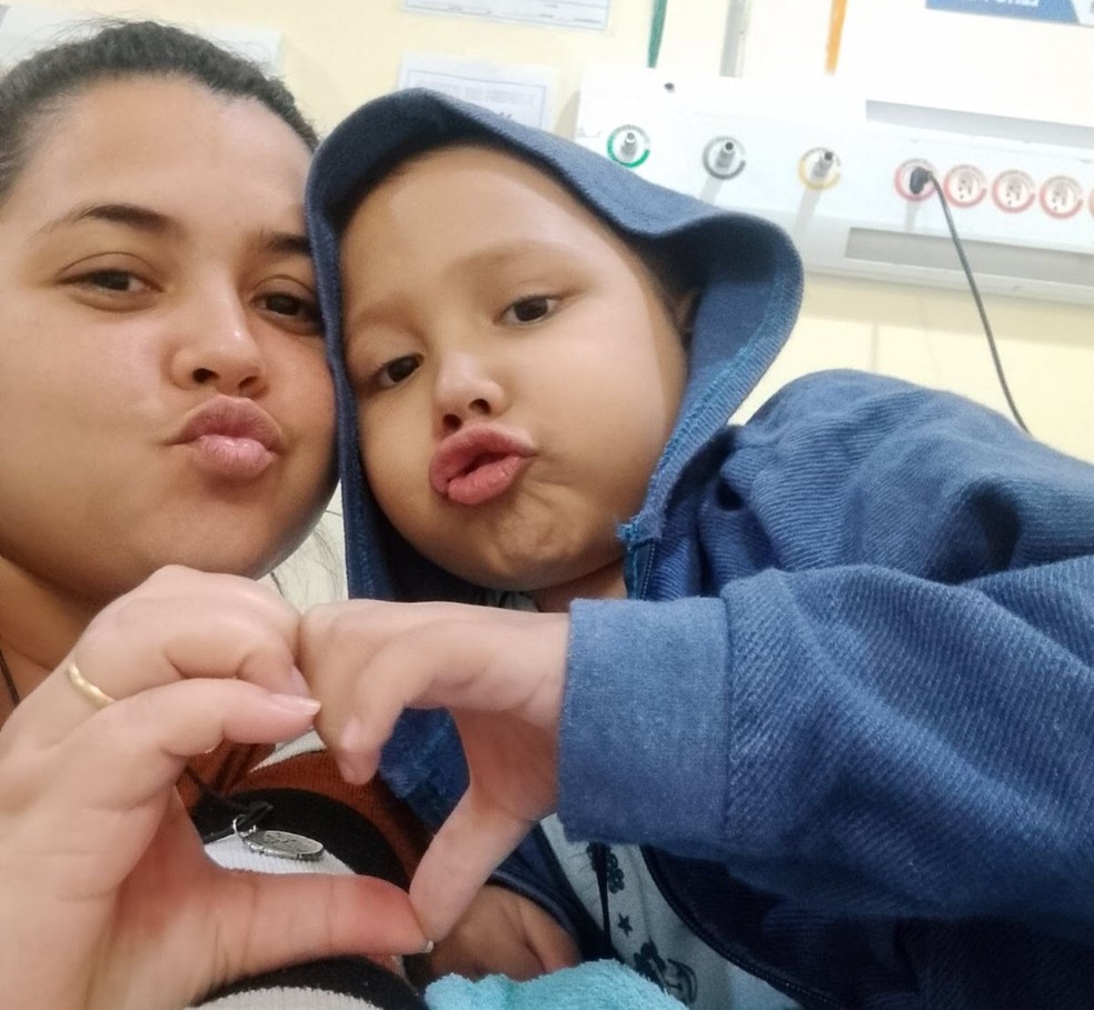 Arthur Gabriel e a mãe Érica Almeida. — Foto: Arquivo Pessoal.