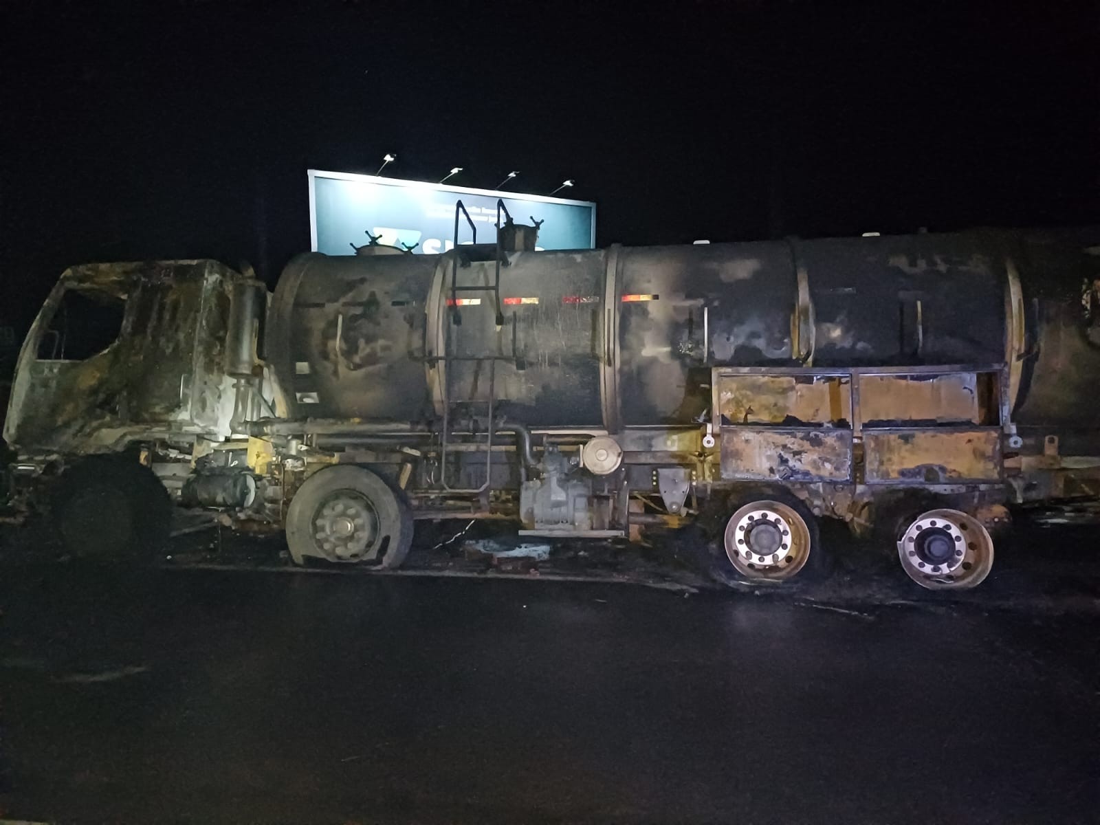 Caminhão-tanque pega fogo após pneu estourar na BR-376, no Paraná