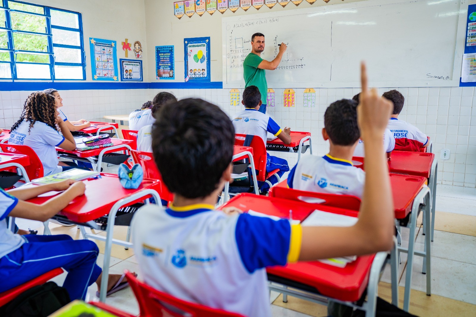 Educação em Arapiraca lança edital de concurso para professor e administrativo