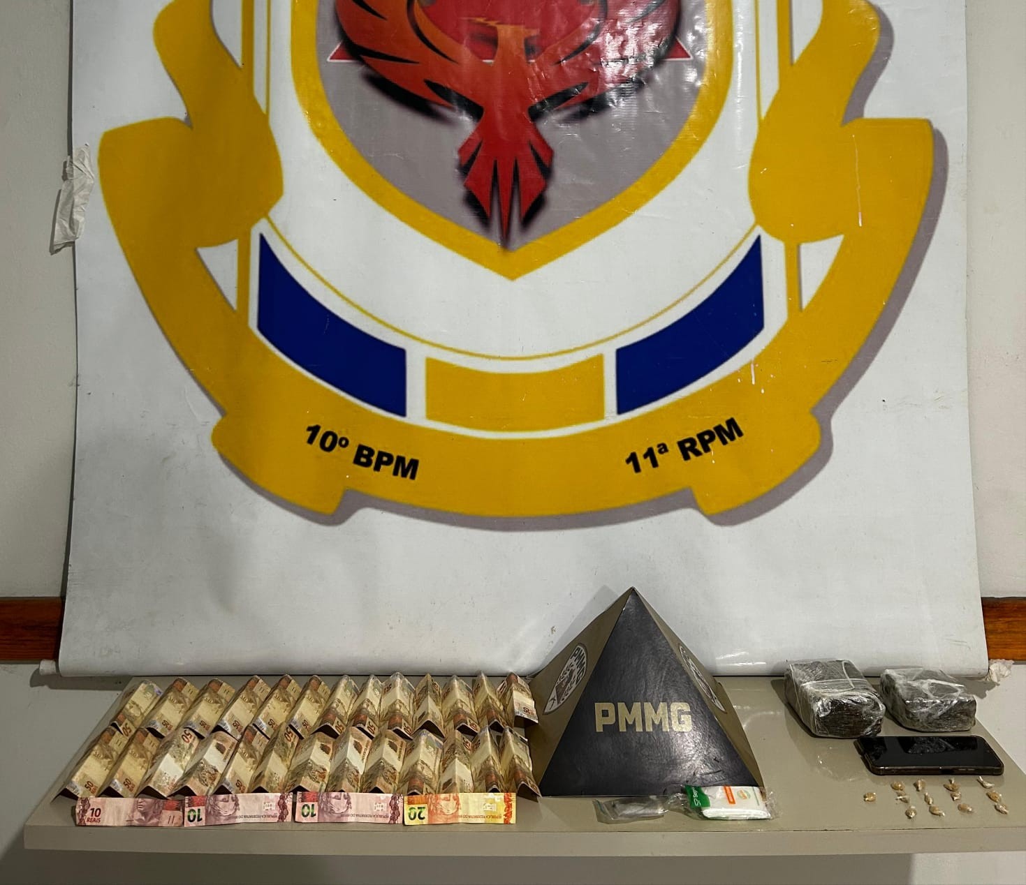 Suspeito de tráfico tenta fugir ao ver viatura, mas acaba preso com cocaína e maconha em Montes Claros