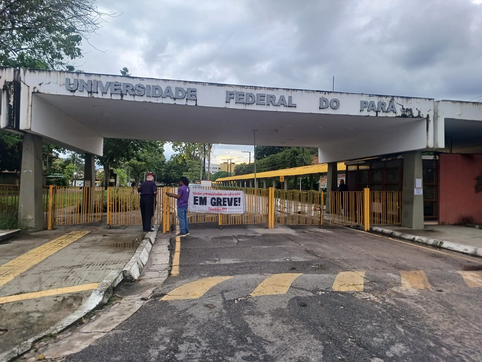 Servidores da UFPA fecham portões da universidade em Belém em protesto nacional 
