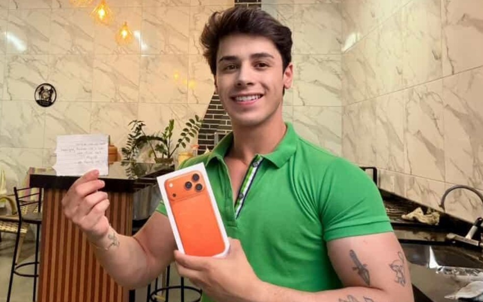 Paciente ‘misterioso’ presenteia enfermeiro com iPhone de R$ 10 mil, em Anápolis, Goiás — Foto: Reprodução/Arquivo pessoal de Rafael Ferreira