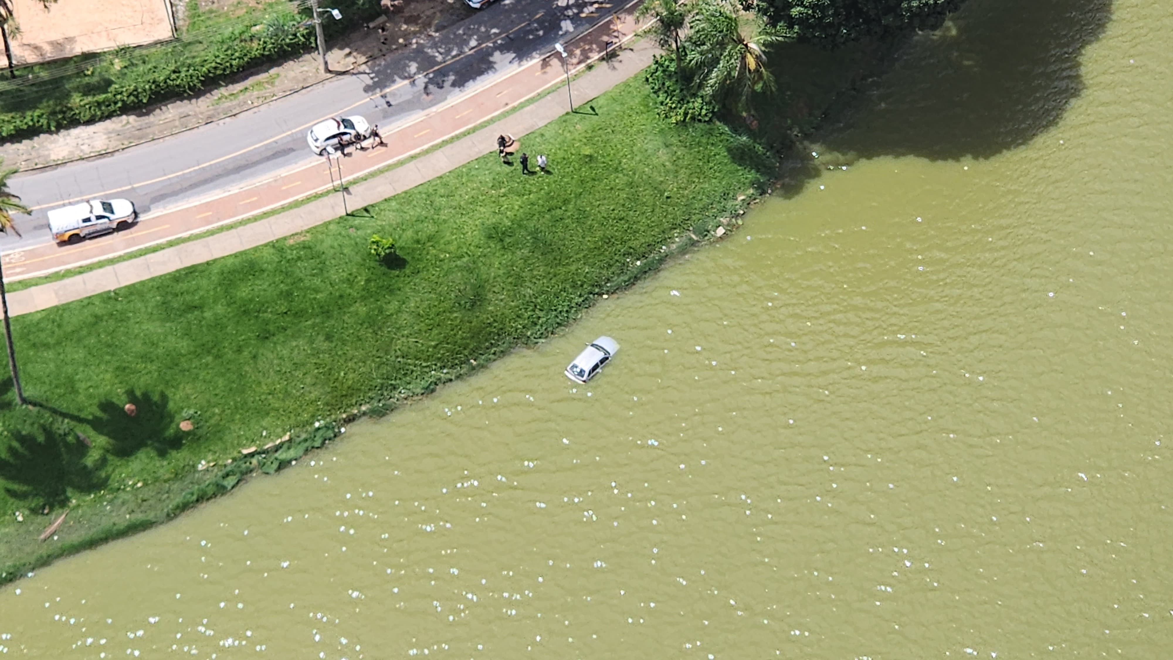 Carro cai na Lagoa da Pampulha após motorista passar mal; VÍDEO