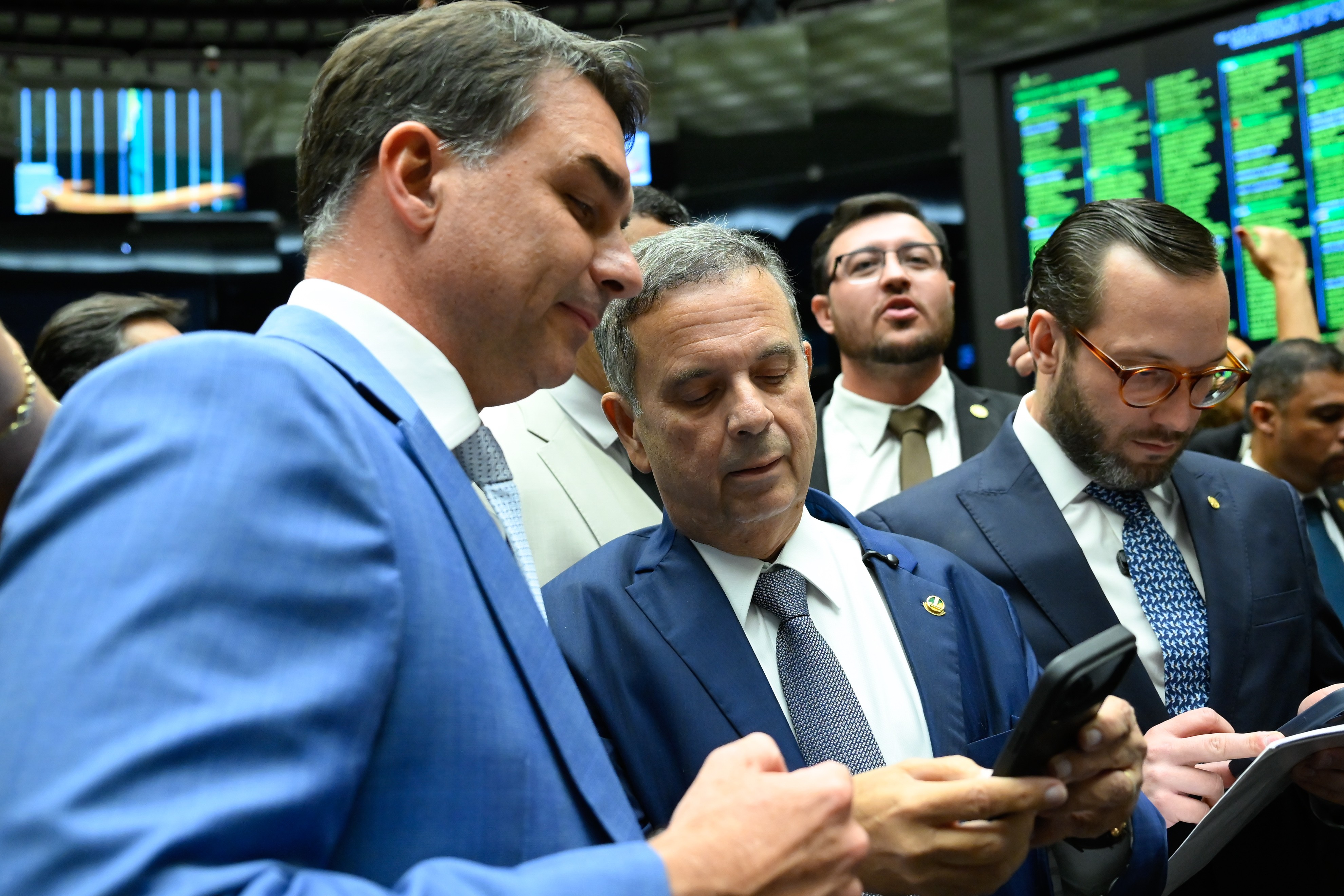 Flávio Bolsonaro e Marinho rebatem Kassab e dizem que PSD está com Lula