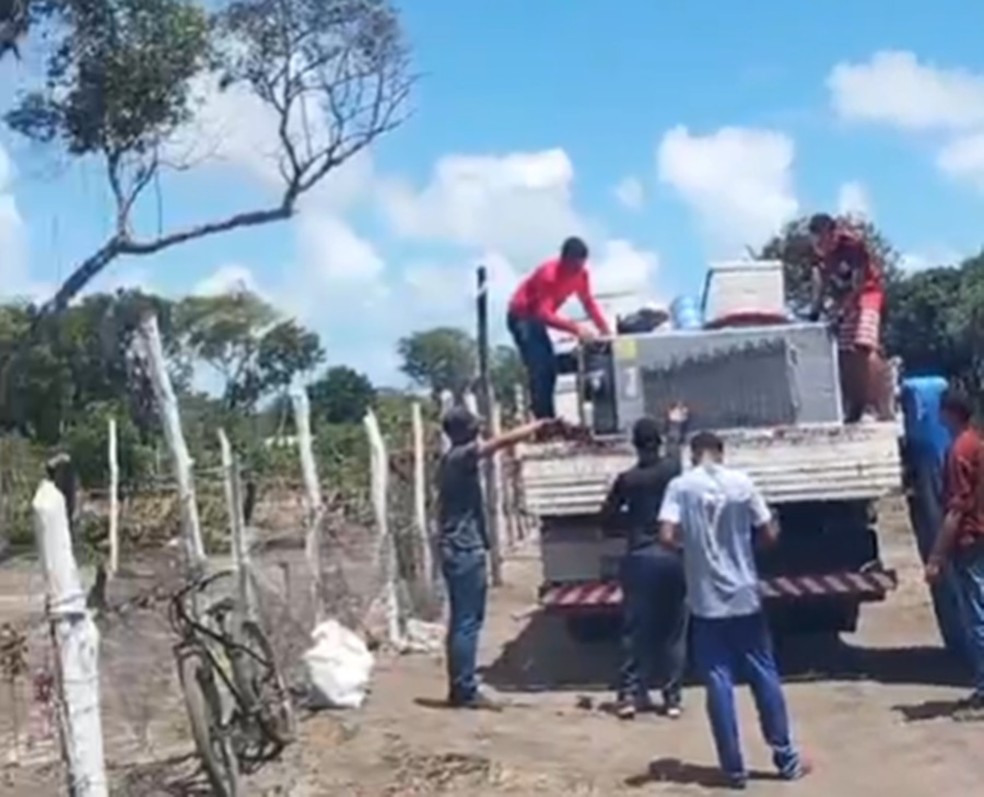 Famílias são despejadas de assentamento de João Pessoa — Foto: Manu Correia
