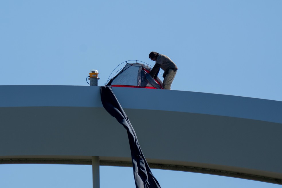 Guido Reichstadter sobe ao topo de um arco na Ponte Memorial Frederick Douglass. — Foto: Andrew Leyden/ZUMA Press Wire