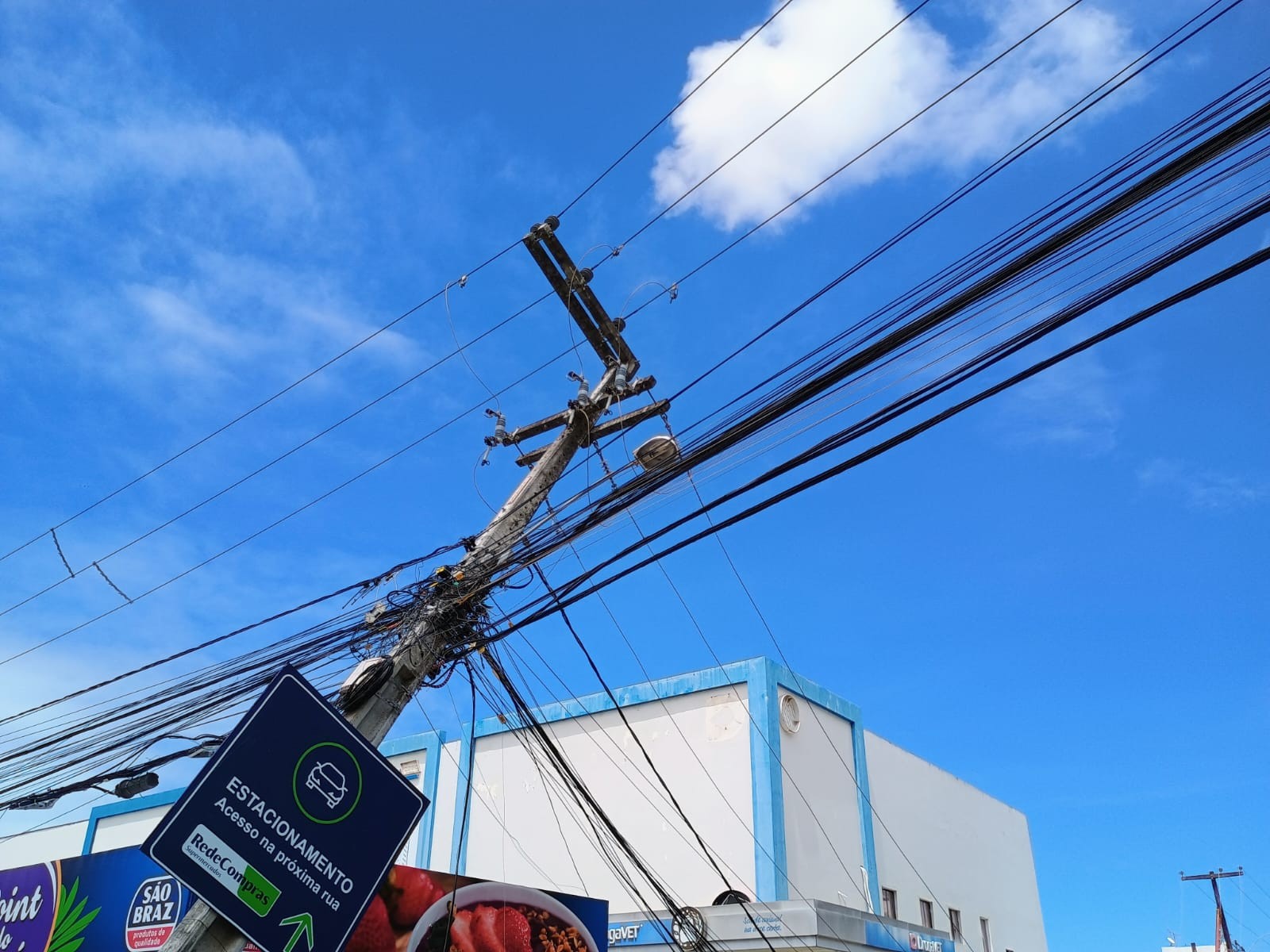 Caminhão bate em três postes e deixa trecho sem energia, em João Pessoa 