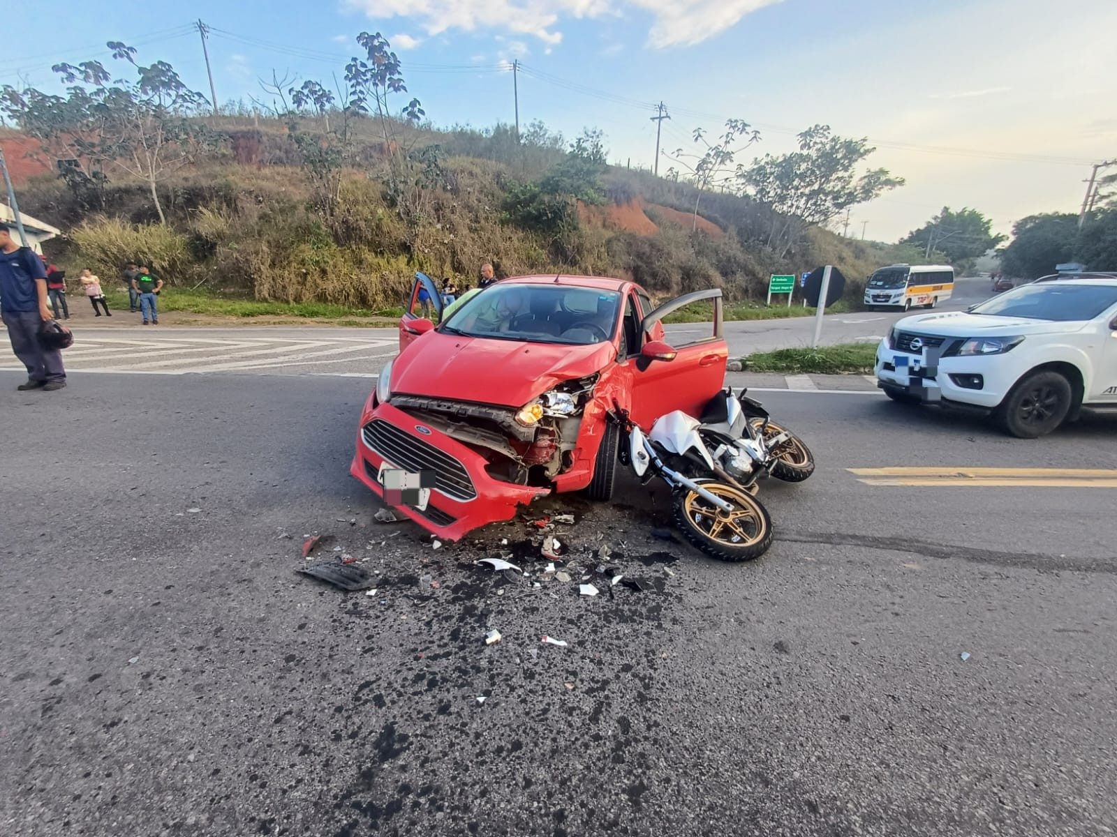 Acidente entre carro e moto deixa duas pessoas feridas em Barra do Piraí 