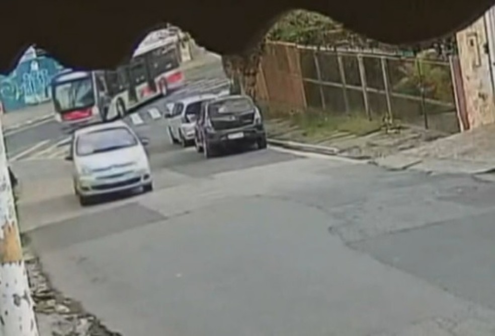 Idoso é atingido por ônibus ao atravessar a faixa de pedestre — Foto: TV Globo