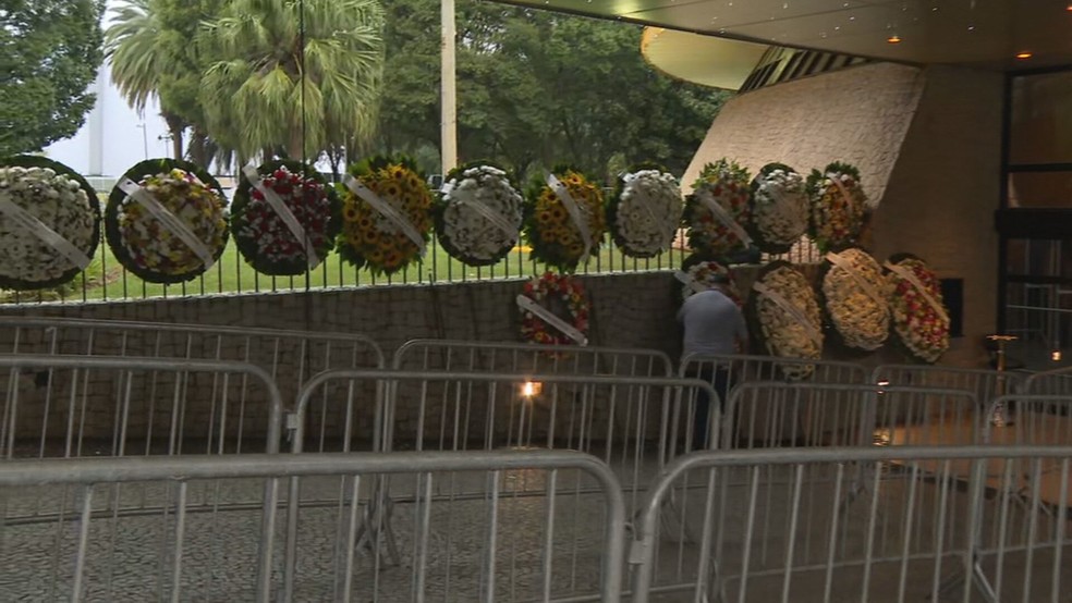 Coroas de flores enviadas por fãs e amigos da cantora Rita Lee — Foto: Reprodução/TV Globo