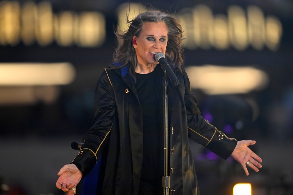 Ozzy Osbourne se apresenta no intervalo de um jogo de futebol americano nos EUA em 2021 — Foto: John McCoy/AP Photo