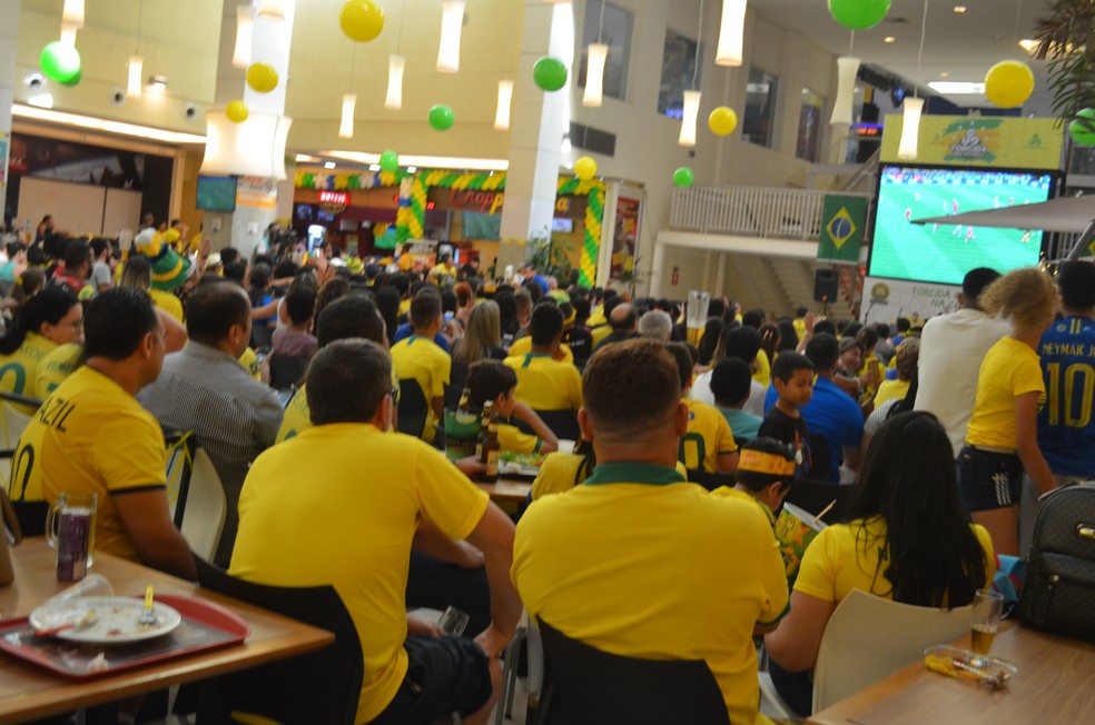 Torcida divide emoção ao assistir vitória do jogo do Brasil em shopping de  Macapá, Amapá