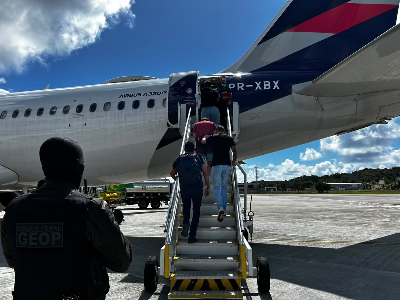 Cinco homens apontados como chefes de facções presos na Bahia são transferidos para presídios federais de segurança máxima