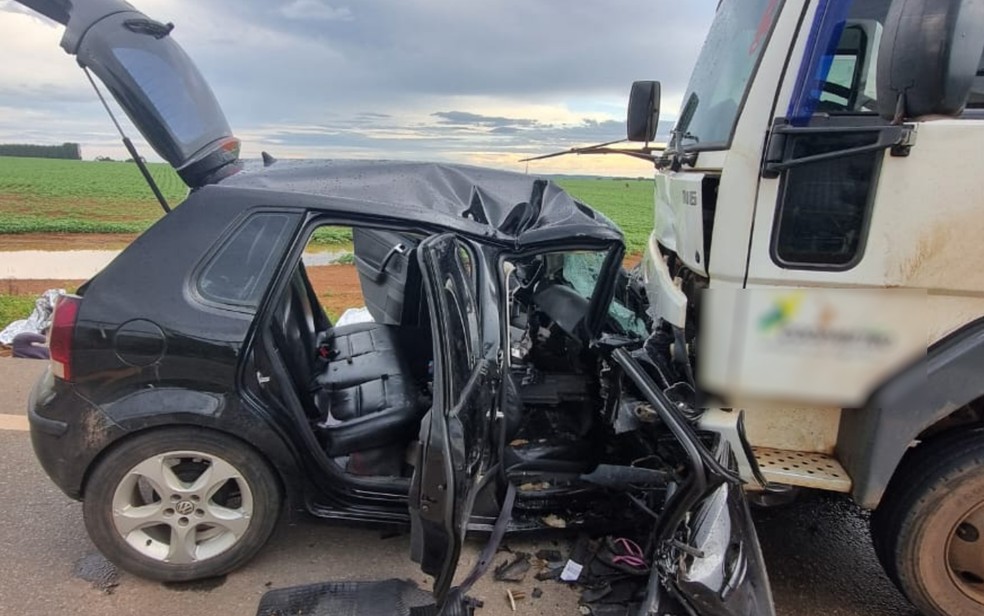 Imagem mostra carro completamente destruído após acidente em rodovia de Piracanjuba, Goiás — Foto: Divulgação/Bombeiros