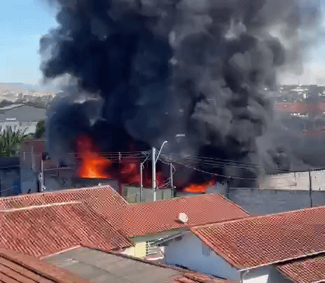 Incêndio atinge galpão de materiais recicláveis em Guaratinguetá