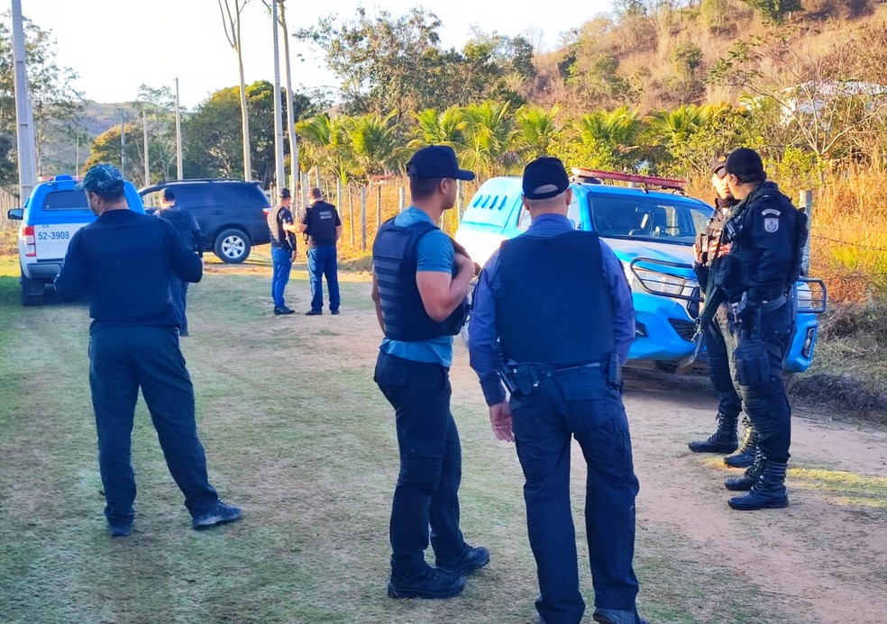 Policiais da 143ª delegacia do município junto a policias militares foram aos bairros Cehab e Cidade Nova cumprir os três mandados de prisão, em Itaperuna — Foto: Polícia Civil