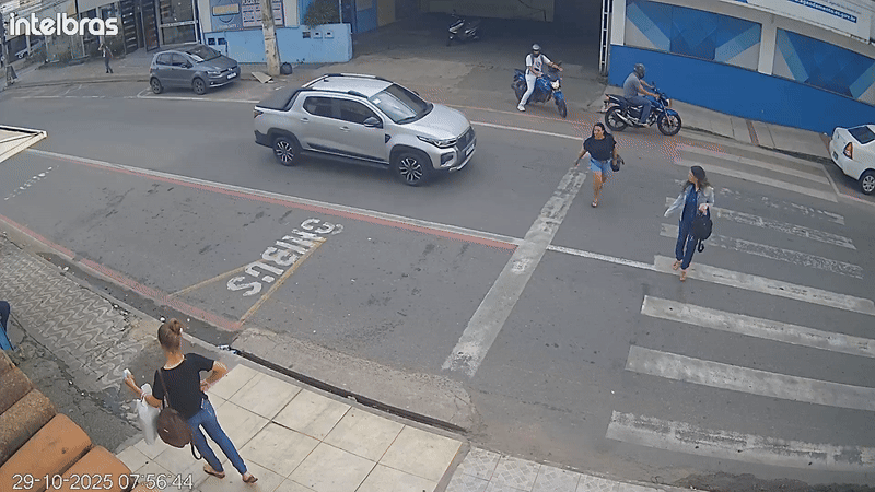 VÍDEO: Mulher é atropelada na faixa de pedestre e motorista foge sem prestar socorro no ES