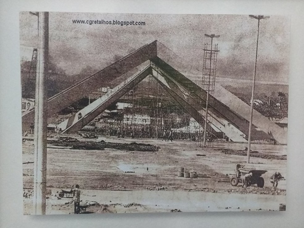 Pirâmide faz parte da primeira parte da construção do Parque do Povo, em Campina Grande, no ano de 1986 — Foto: Arquivo Pessoal/Cléa Cordeiro