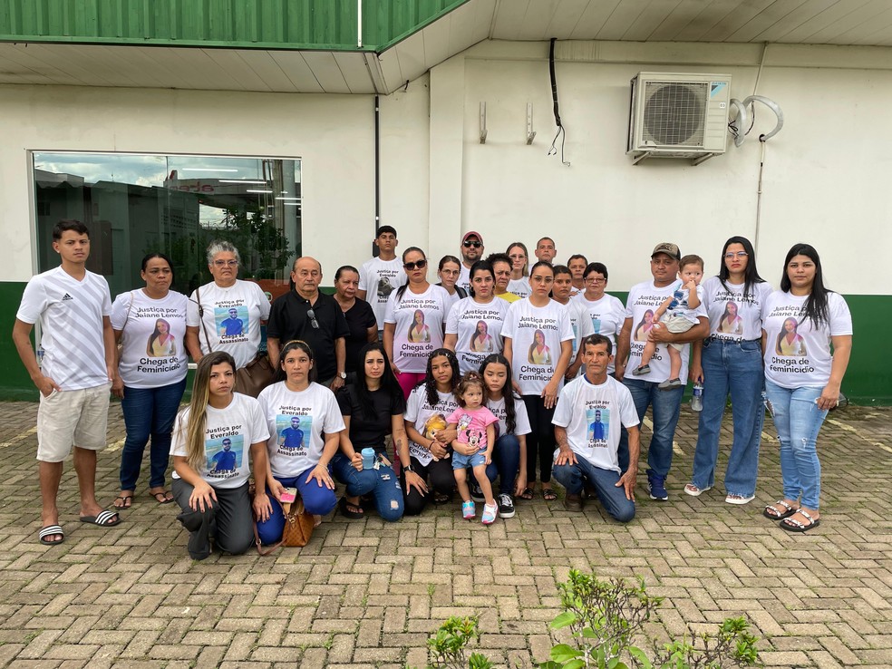 Família pede justiça pela morte de Jaiane e Everaldo — Foto: Amanda Oliveira/g1