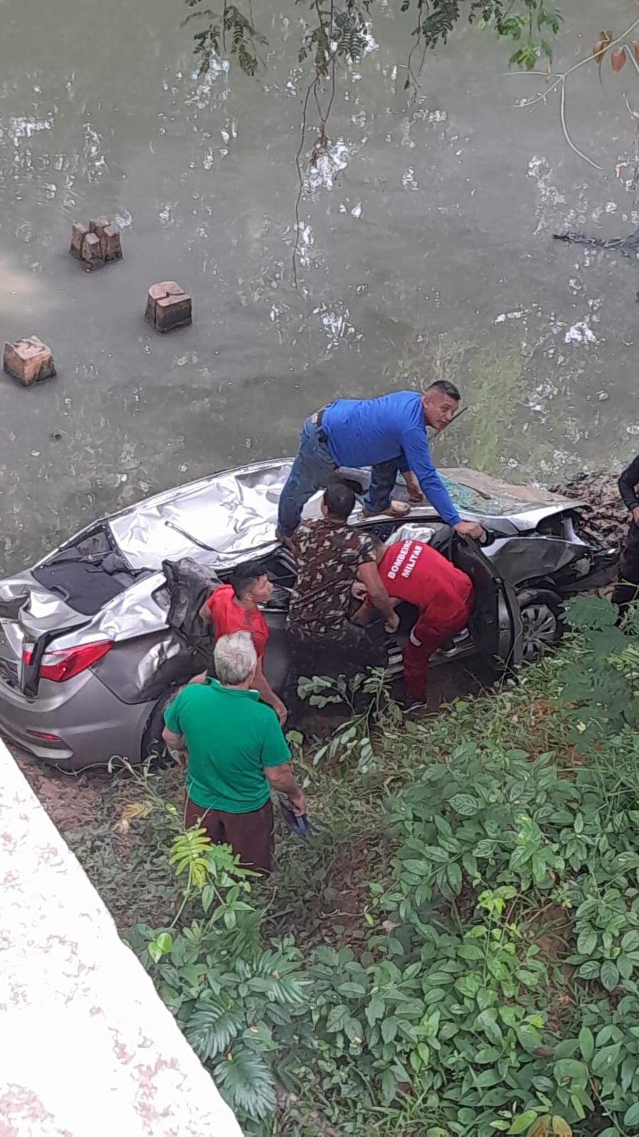 VÍDEO: Socorristas do Samu, bombeiro e populares fazem ‘corrente humana’ para resgatar motorista que caiu de ponte em Rio Branco