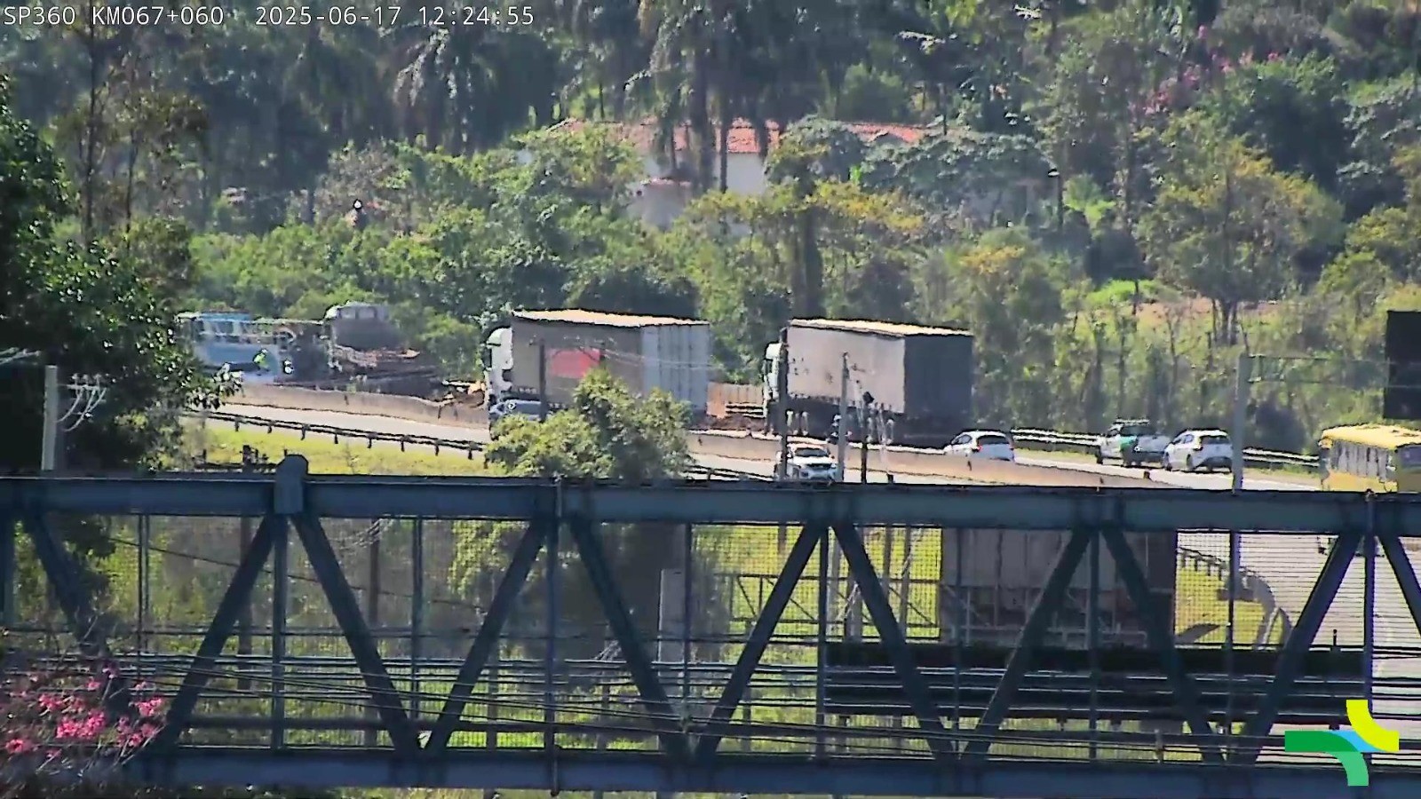 Acidente entre caminhões interdita rodovia em Jundiaí