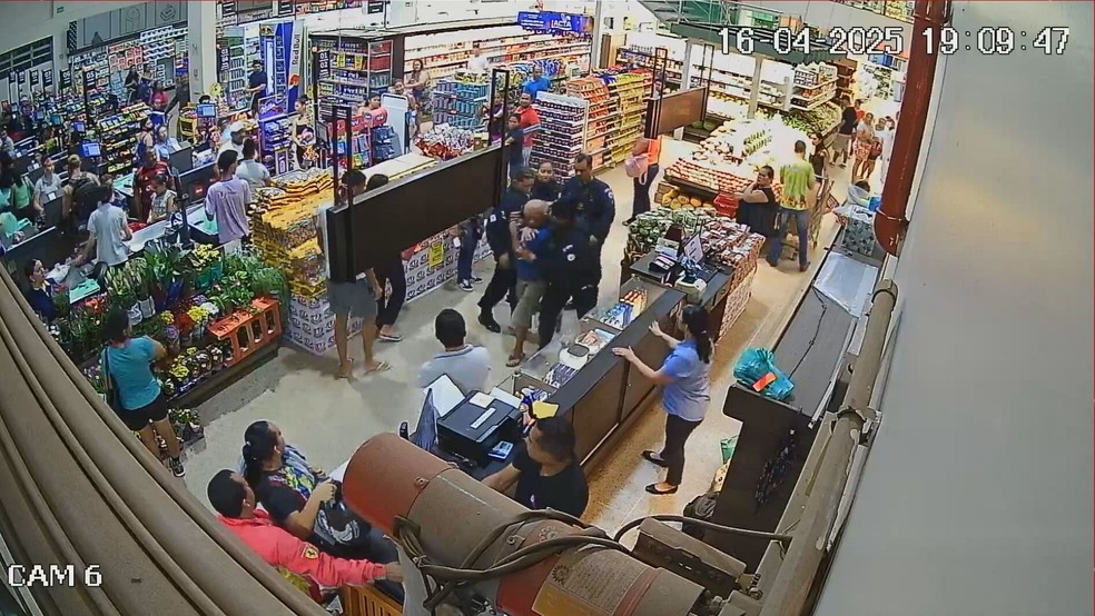 Idoso é agredido por policiais em mercado de São Sebastião, no DF. — Foto: TV Globo/Reprodução