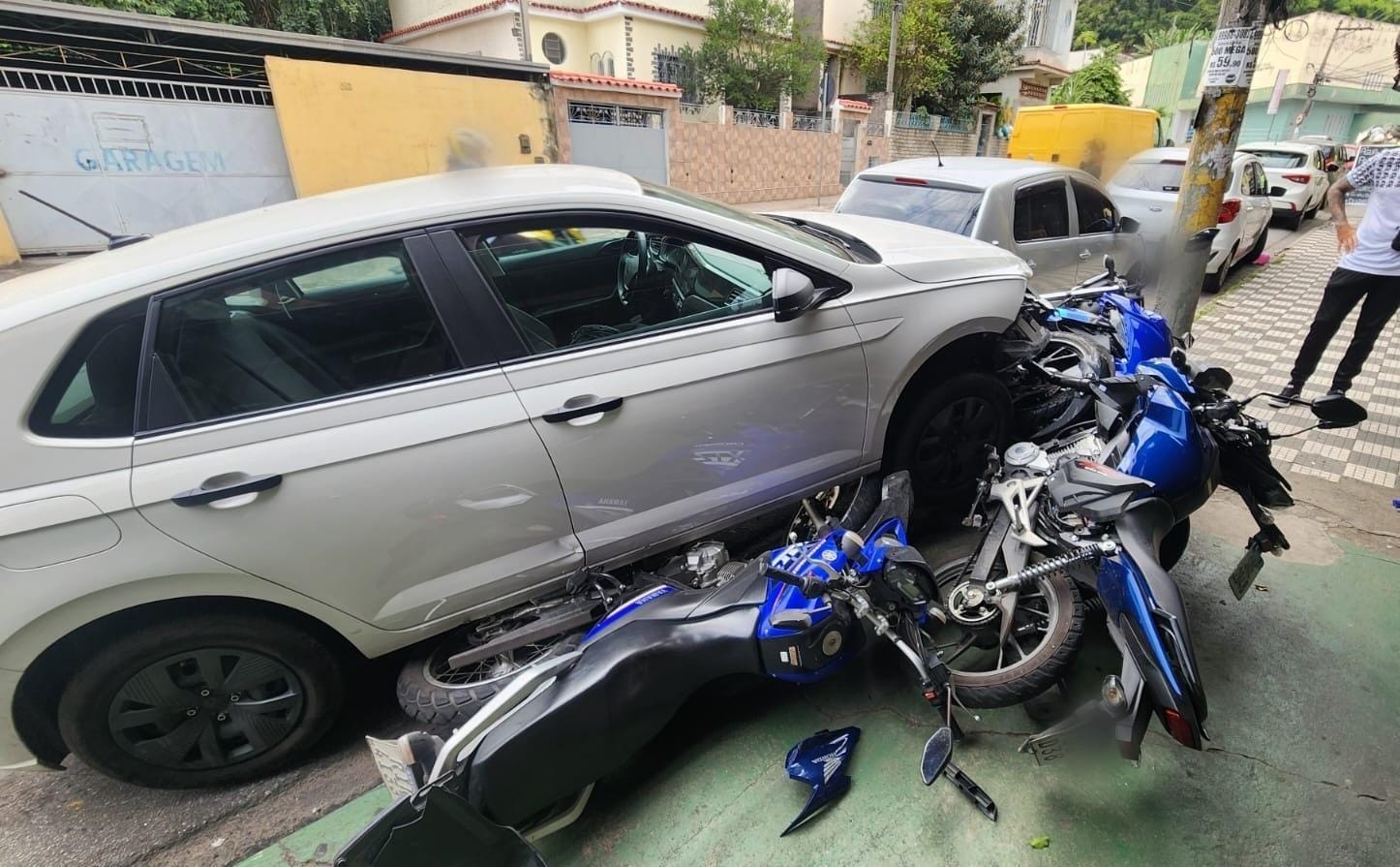 Motorista dorme ao volante e derruba motos em Volta Redonda