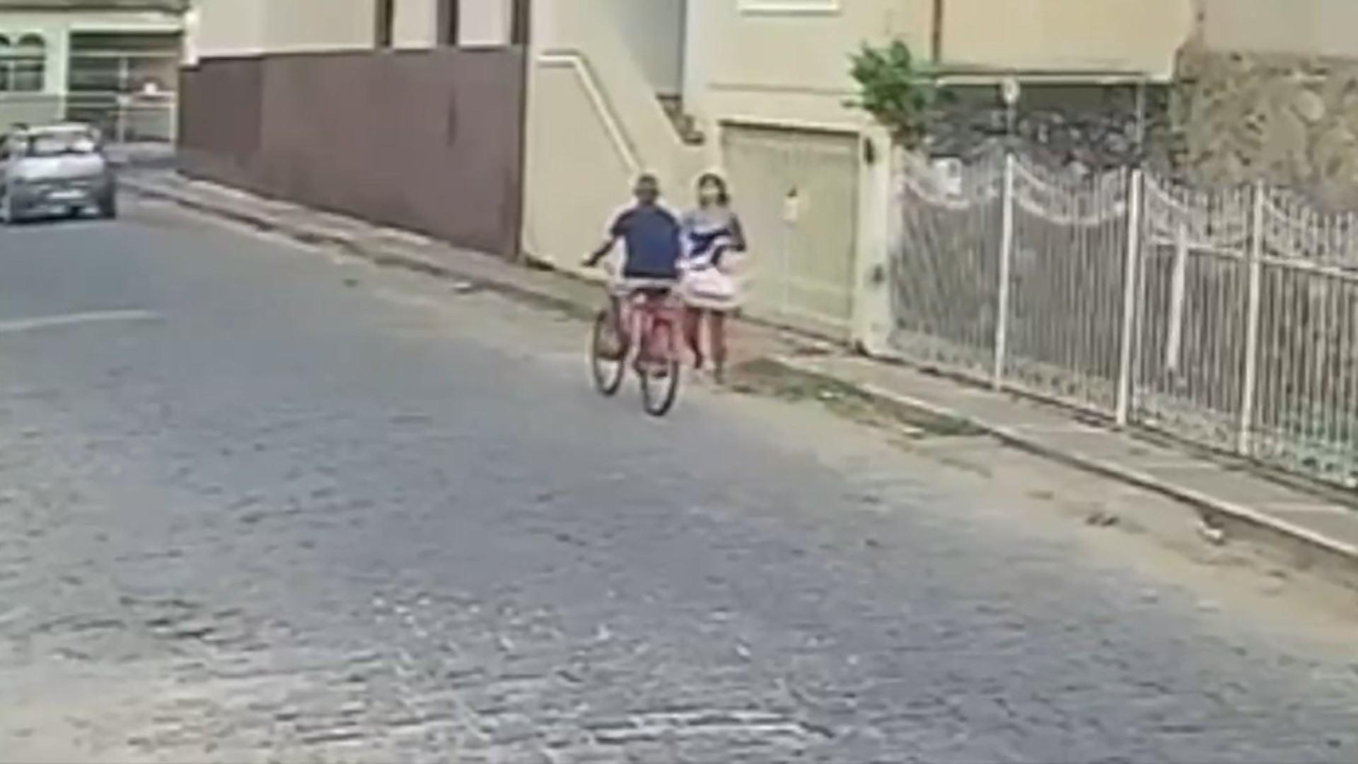 VÍDEO: Idoso de 81 anos morre após ser esfaqueado por mulher enquanto andava de bicicleta em MG