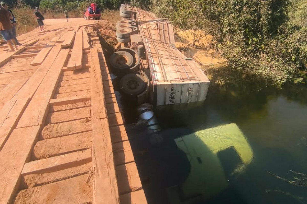 Motorista morre após carreta carregada de milho tombar de ponte e cair em rio em MT
