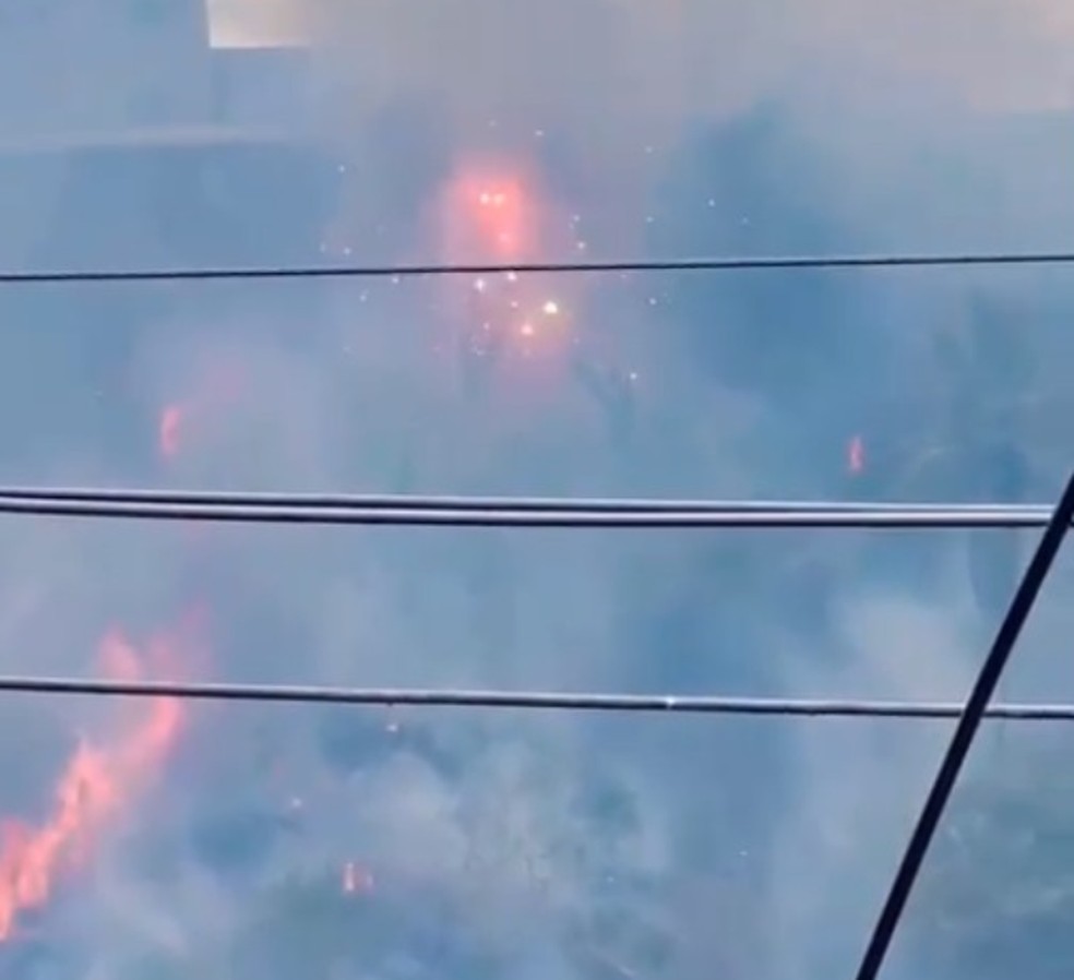 Incêndio atinge fábrica de fogos de artifícios em Itamaraju, no extremo sul da Bahia — Foto: Reprodução/Corpo de Bombeiros Teixeira de Freitas