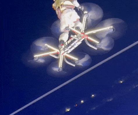 VÍDEO: homem ‘voa’ em drone gigante na comissão de frente da Portela