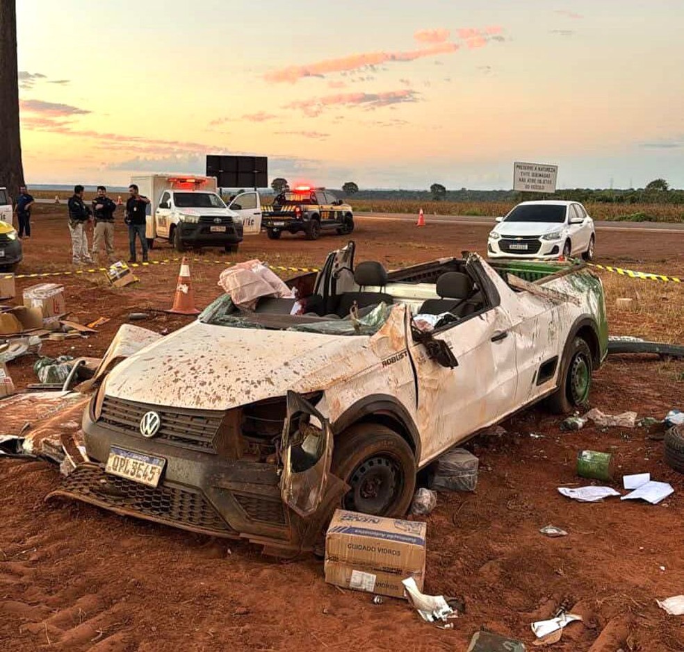 Motorista morre após Saveiro sair da pista e capotar na BR-163 em MT — Foto: Kelvin Ramirez/Só Notícias
