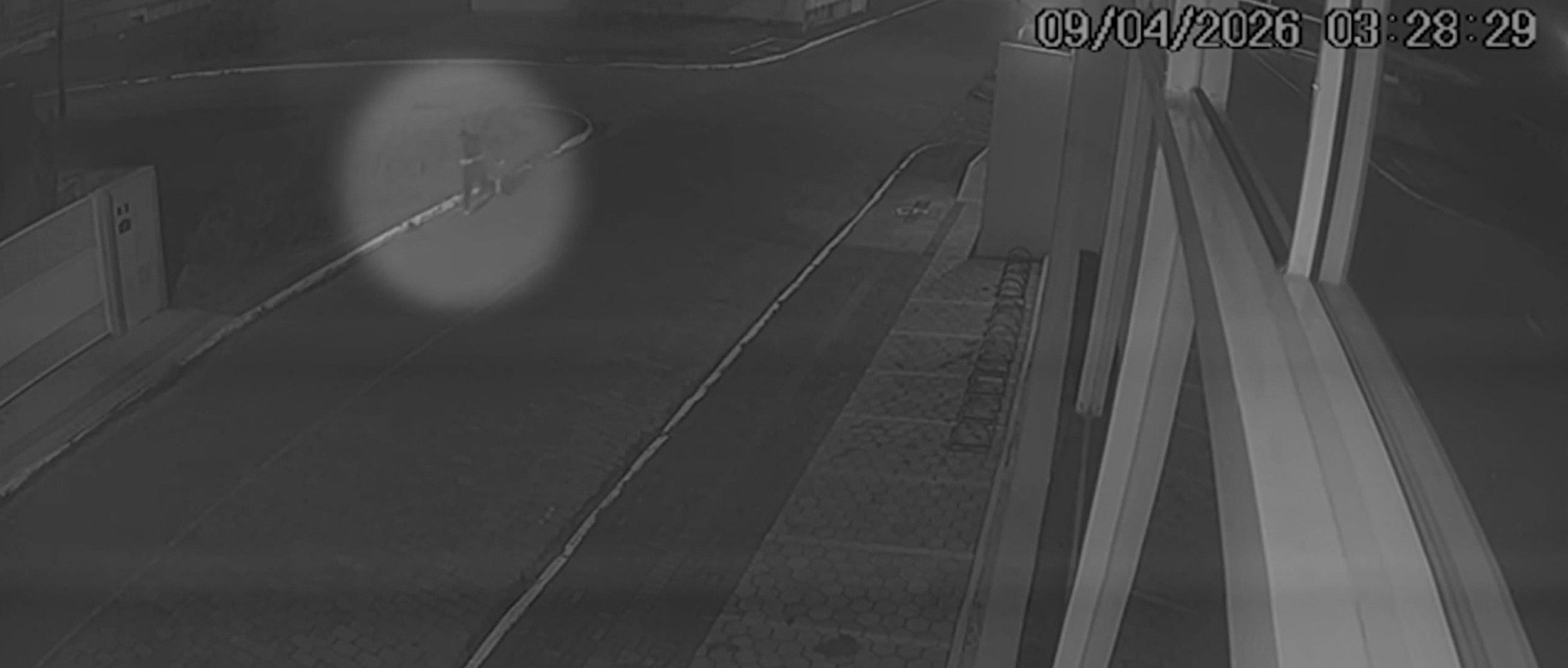 Vídeo mostra criminoso fugindo depois de agredir médico e esposa durante assalto em SC