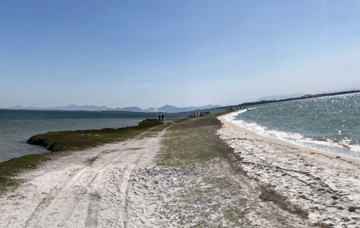 Homem é internado com quadro de tetraplegia após mergulho na Praia do Pneu, em Araruama