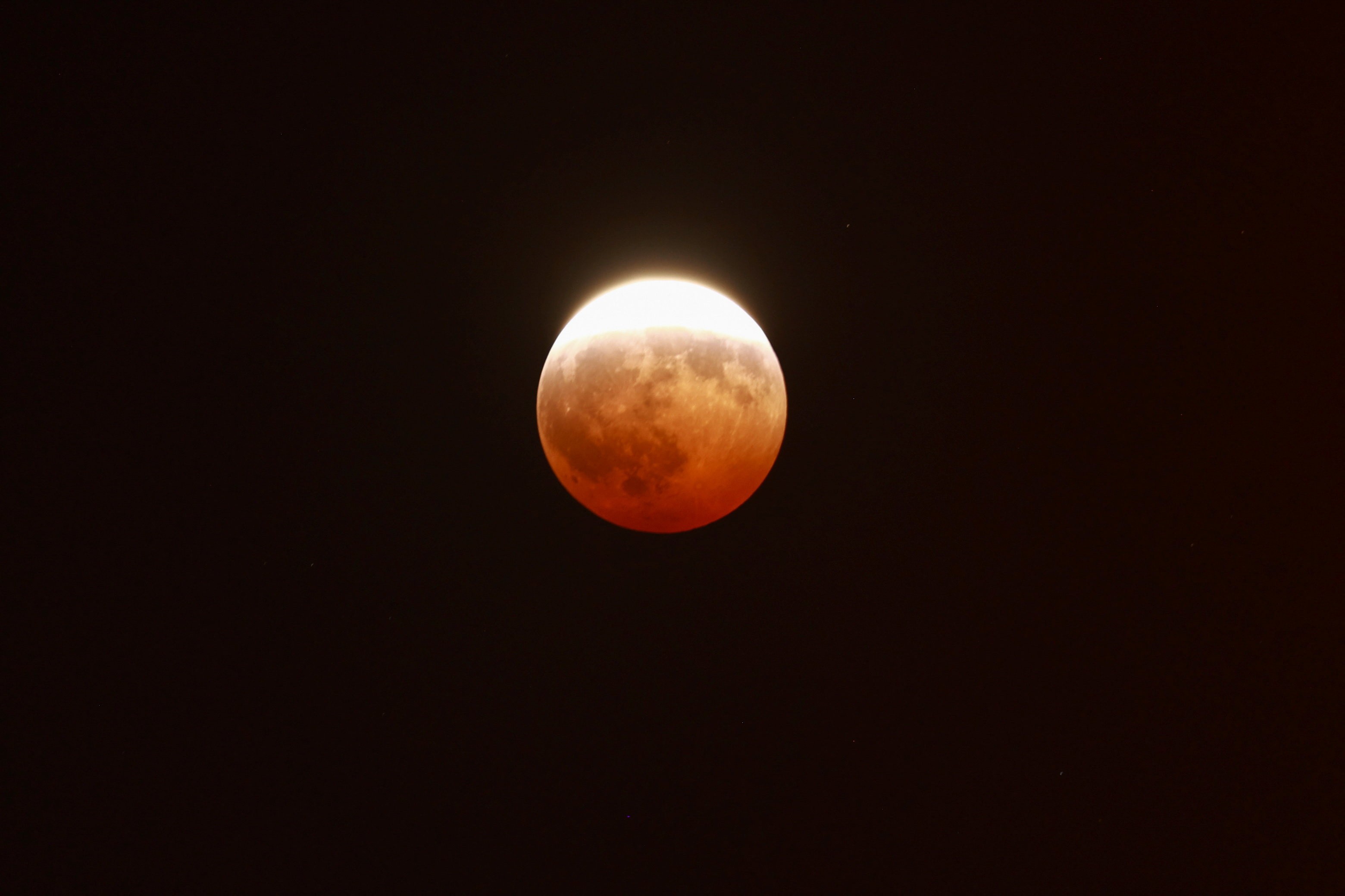 Eclipse lunar parcial: veja FOTOS do fenômeno pelo mundo
