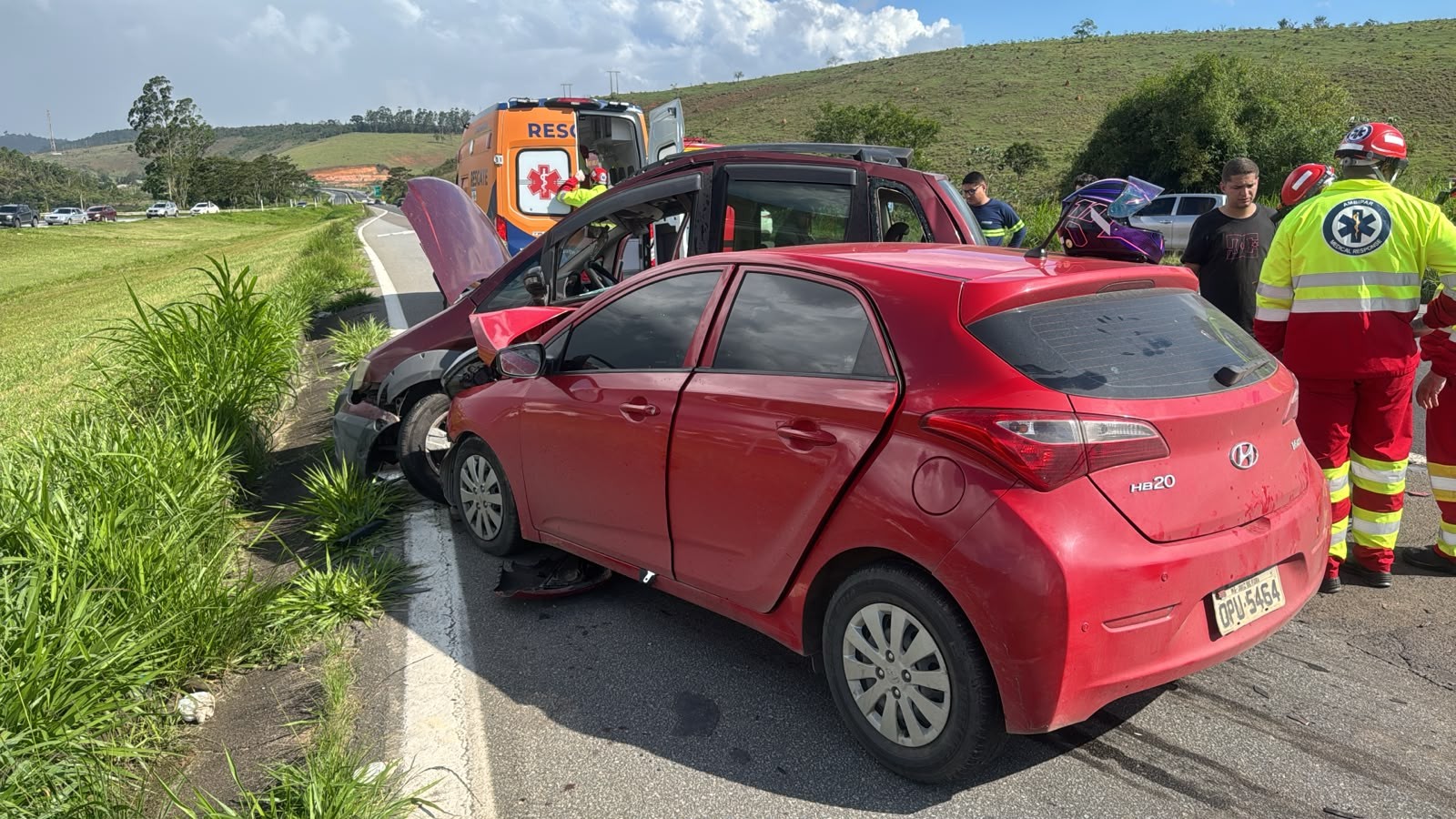 Acidente entre dois carros deixa 5 feridos na BR-040, em Juiz de Fora 