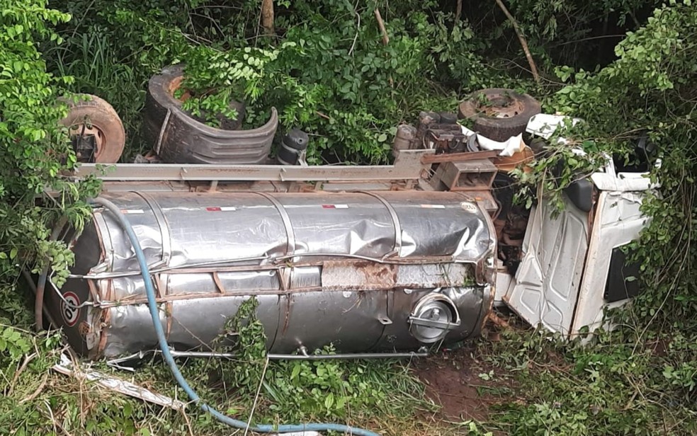 Caminhão de leite tombado após atropelar funcionária pública, em Firminópolis — Foto: Divulgação/Polícia Militar