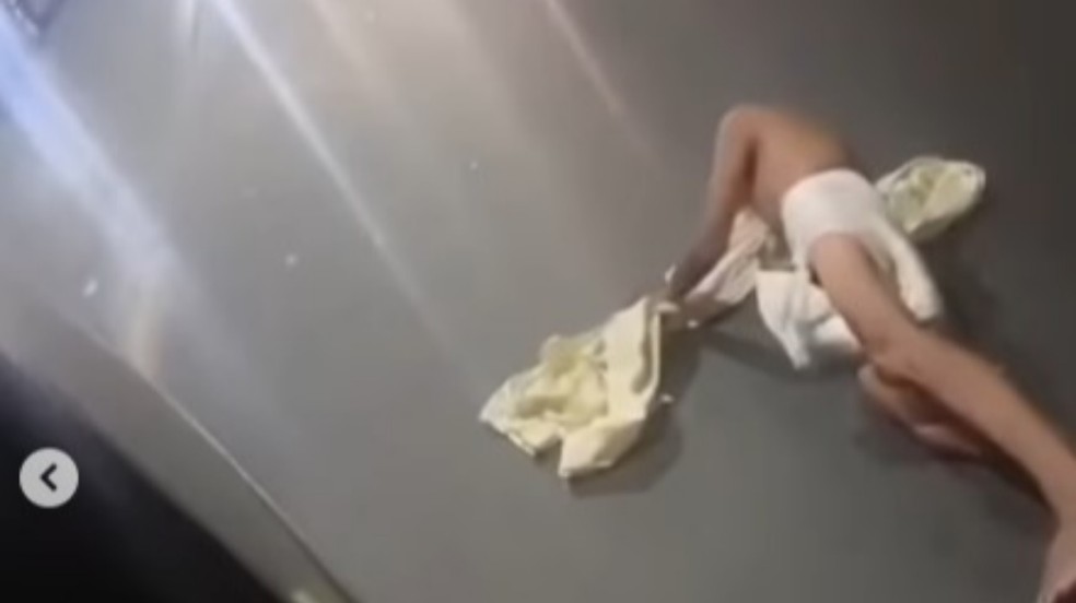 Paciente salta de ambulância em movimento durante transferência no Rio — Foto: Reprodução/Redes sociais