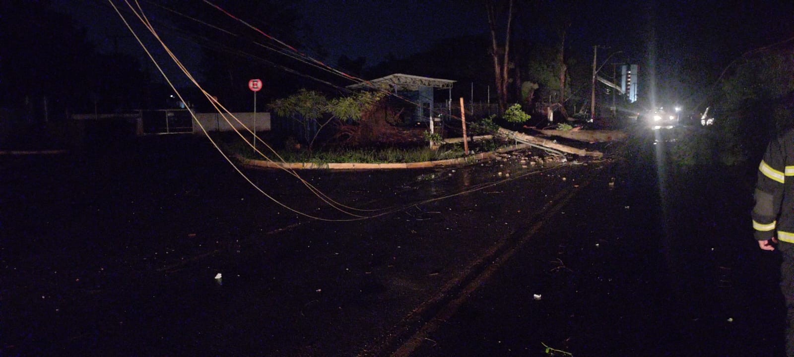 Tempestade com ventos fortes derruba árvores e mobiliza bombeiros em Montes Claros