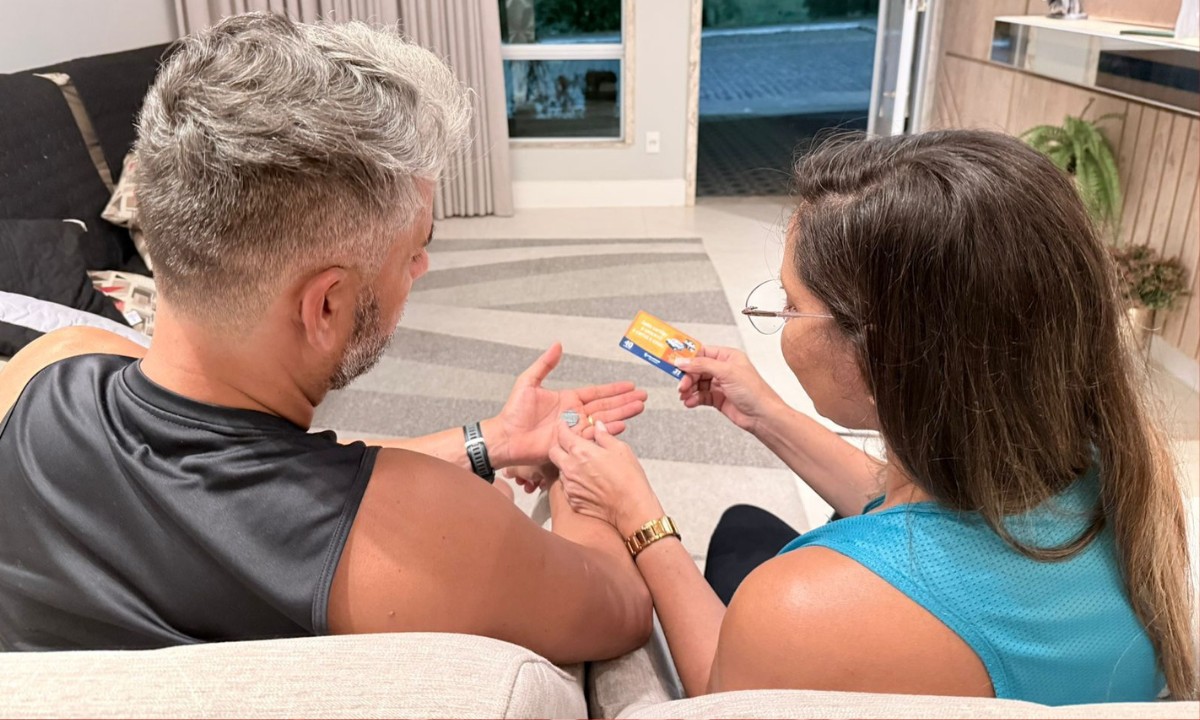 Orelhões em extinção: casal relembra namoro com contagem de fichas e outras estratégias para usar telefone público