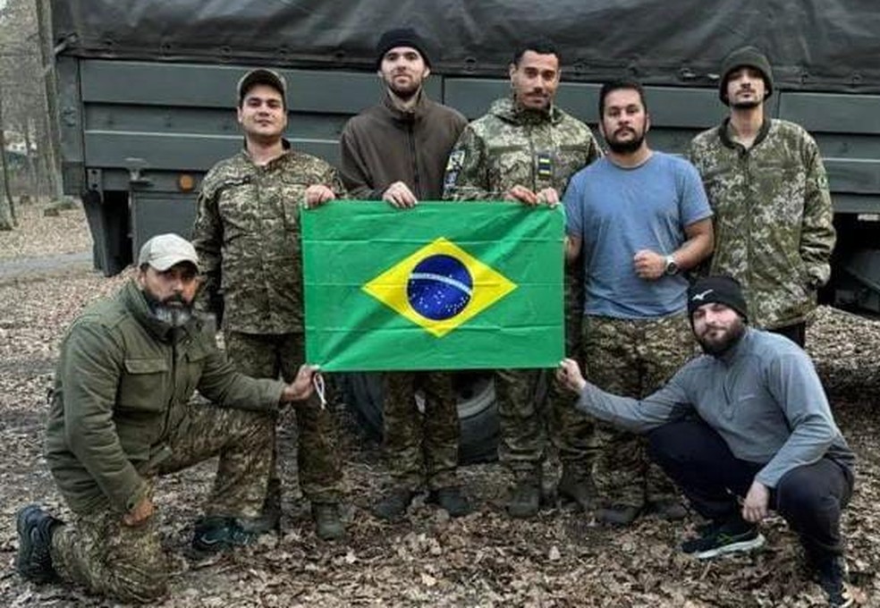 Combatentes brasileiros na Ucrânia; Dean Darlanw é o primeiro em pé à esquerda da foto. — Foto: Acervo Pessoal