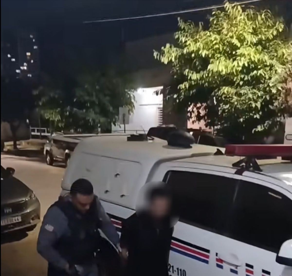 Homem é preso após agredir a própria companheira; mulher chegou a ser mordida pelo agressor