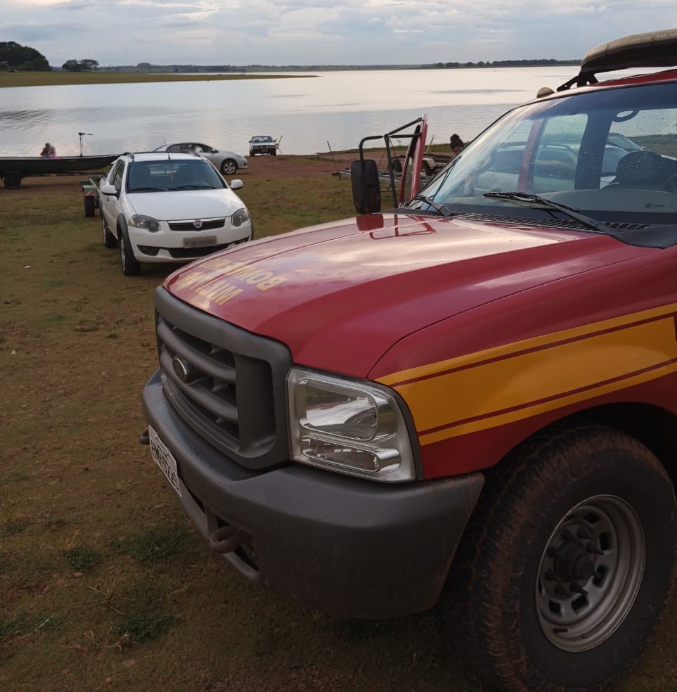 Vendaval faz barco virar e três pessoas são resgatadas no Rio Grande, em Fronteira